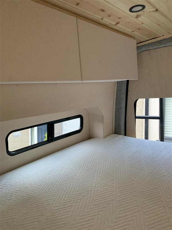 Fixed bed with overhead storage